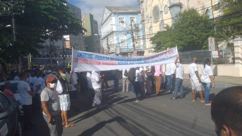 Grupo protesta em frente ao Ministério Público da Bahia