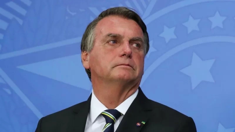 Bolsonaro promete segurar gastos e admite PIB abaixo que 2021