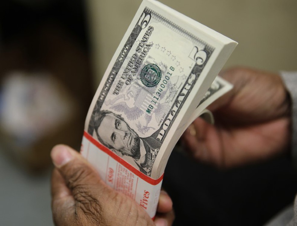 Dólar cai abaixo de R$ 5,05 com disparada das commodities favorecendo moedas de países exportadores￼