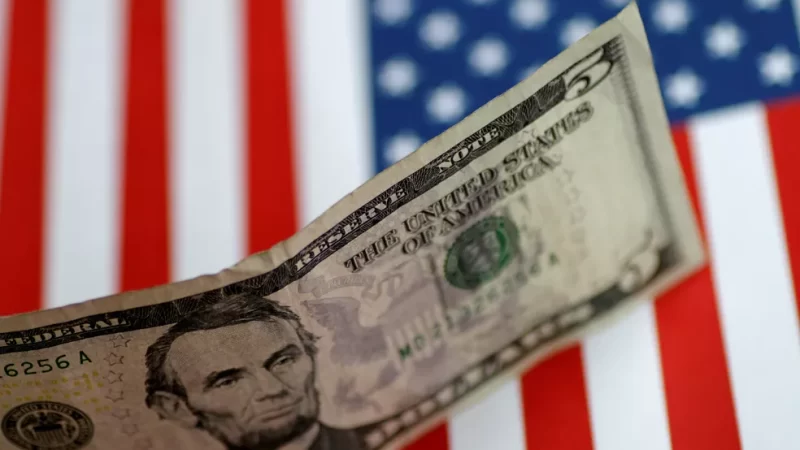 Dólar tem maior alta diária desde 2020 e acumula avanço semanal de 2,33%