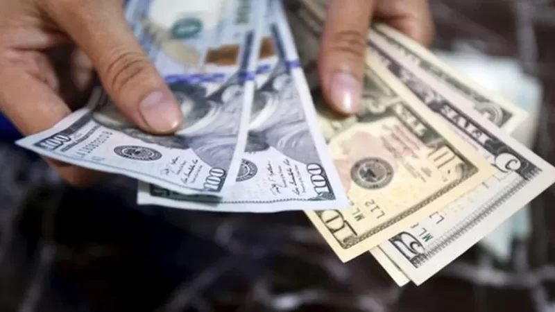 Dólar opera em alta e encosta em R$ 5