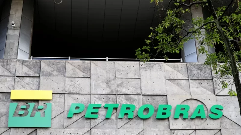 Ações da Petrobras caem forte no pré-mercado de Nova York após nova troca de presidente