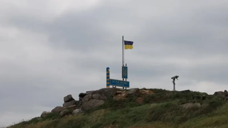 Avião russo atinge Ilha da Cobra enquanto ucranianos levantam bandeira
