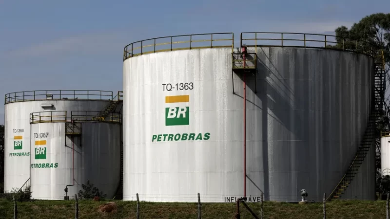 Ações da Petrobras fecham em alta após anúncio de redução no preço da gasolina