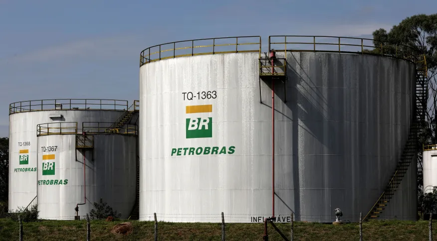 Ações da Petrobras fecham em alta após anúncio de redução no preço da gasolina
