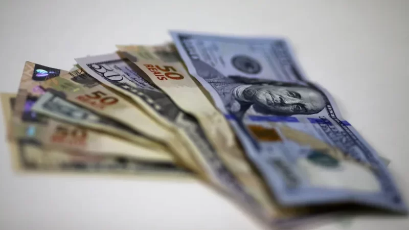 Com real valorizado, dólar dá lugar a outras moedas em casas de câmbio do Brasil