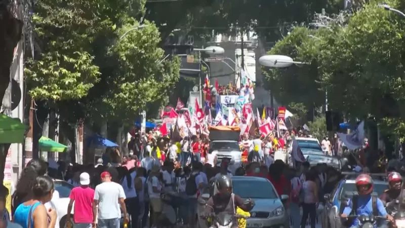 Grupo faz ato em defesa da democracia no Centro de Salvador