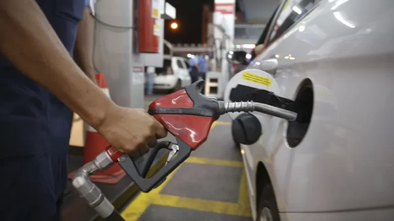 Preço médio da gasolina sobe pela quinta semana e passa dos R$ 5, aponta ANP
