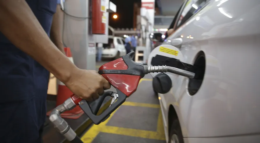 Preço médio da gasolina sobe pela quinta semana e passa dos R$ 5, aponta ANP