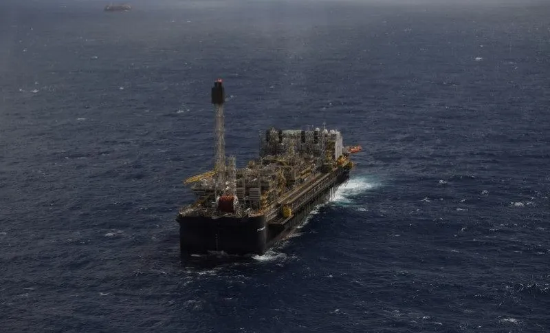 Petróleo fecha em alta, com menos restrições na China e dólar enfraquecido
