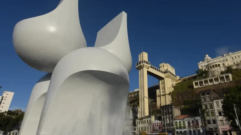 Monumento feito por Mário Cravo Júnior é reinaugurado em Salvador quatro anos após ser destruído por incêndio
