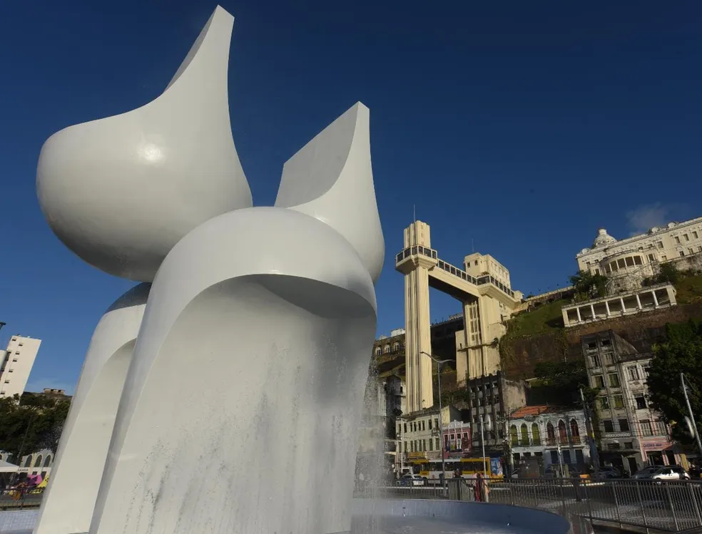 Monumento feito por Mário Cravo Júnior é reinaugurado em Salvador quatro anos após ser destruído por incêndio