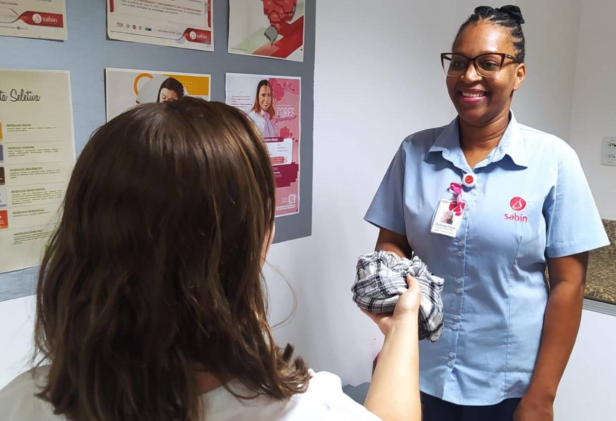 ‘Outubro Rosa’: campanha do Instituto Sabin arrecadará lenços e cabelos para pacientes das Osid