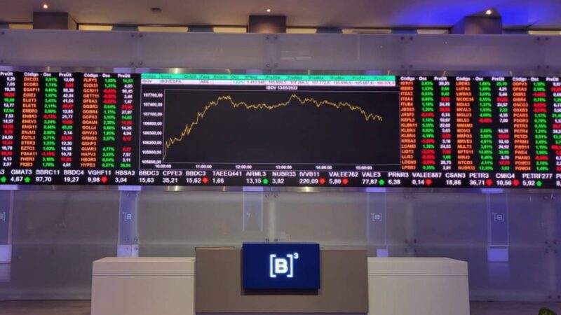 Tempo Real: Ibovespa (IBOV) avança após Focus, vendas no varejo e dados de seguro-desemprego nos EUA