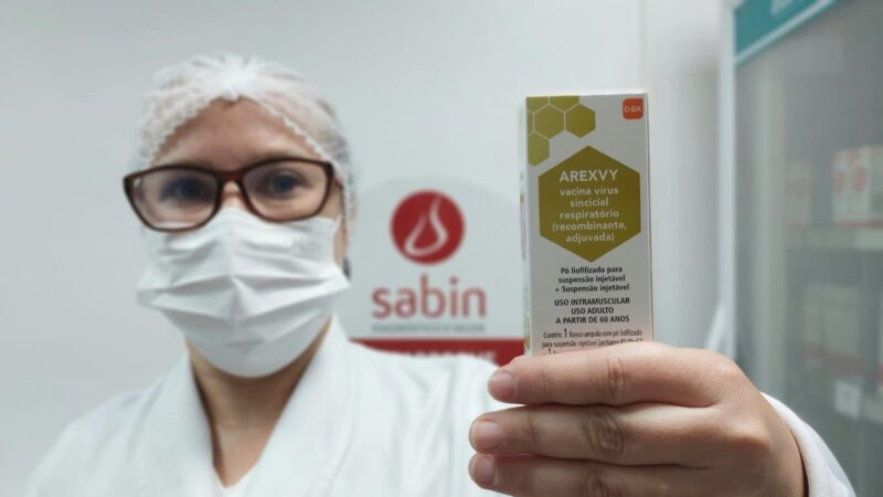 Nova vacina chega ao Brasil para prevenir doenças respiratórias graves em idosos